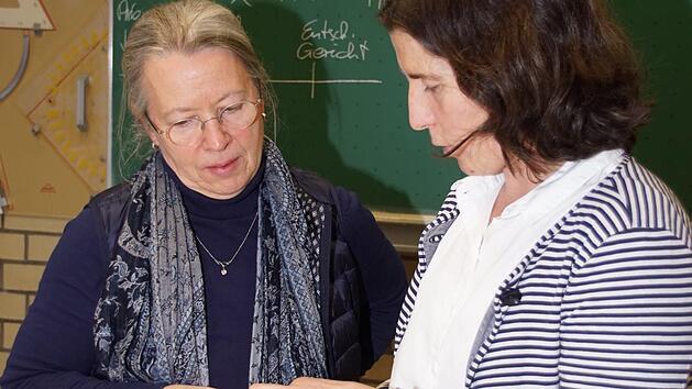 Viele rechtliche &Auml;nderungen gab es in den vergangenen Jahren in Bezug auf die berufliche Integration von Fl&uuml;chtlingen. Auf Einladung von Bianca Olerich (rechts) referierte dazu Hanna L&ouml;hner vor Lehrkr&auml;ften der Heinrich-Thein-Berufsschule Ha&szlig;furt.Sabine Weinbeer