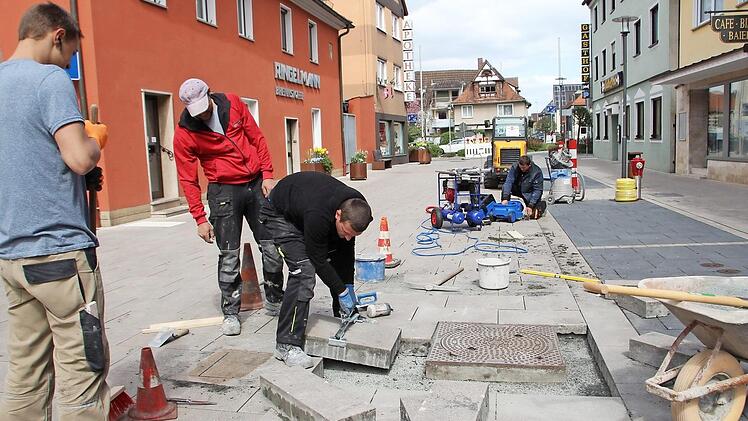 Der Plattenbelag in der Höchstadter Hauptstraße wird derzeit nachgebessert.  Foto: Andreas Dorsch