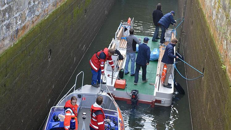 Fähre  (hinten) und  Begleitboot in der Schleusenkammer.