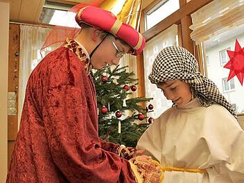 Die Geschwister Jonas und Linus Zerzer (links) bei der Kostümanprobe. Sie gehen heuer gemeinsam als Sternsinger. Foto: Heike Beudert