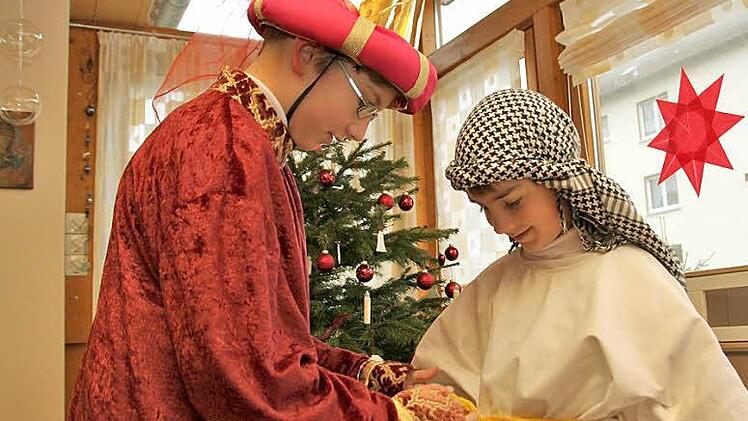 Die Geschwister Jonas und Linus Zerzer (links) bei der Kostümanprobe. Sie gehen heuer gemeinsam als Sternsinger. Foto: Heike Beudert
