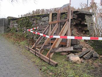 Kein schönes Bild: Die Reste der Kirchhofsmauer in Schondra. Foto: Oswald Türbl