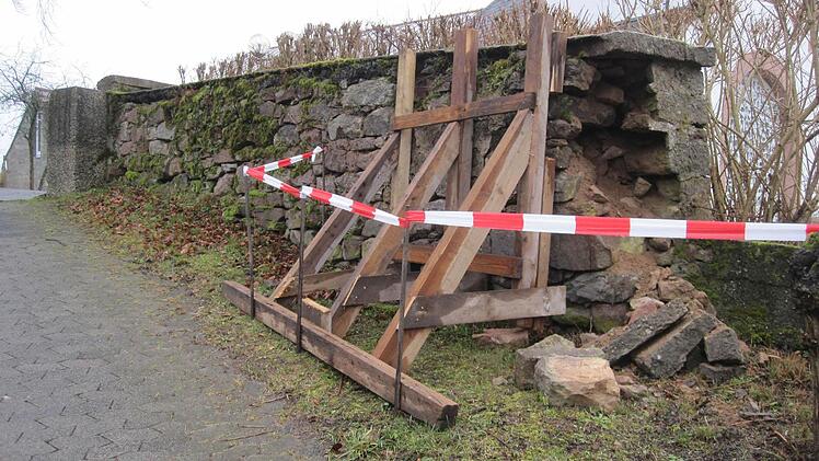 Kein schönes Bild: Die Reste der Kirchhofsmauer in Schondra. Foto: Oswald Türbl