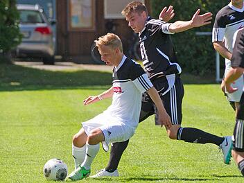 Gekonnt schirmt der Redwitzer David Daumann (links) den Ball gegen den Kirchenlaibacher Fabian Sendelbeck ab. Heute ist Daumann im Aufsteigerduell in Seligenporten mit seinem Team gefordert.  Foto: Heinrich Weiß