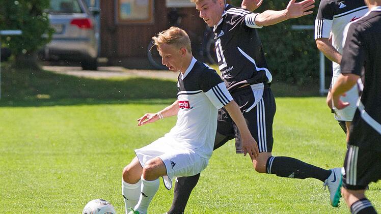 Gekonnt schirmt der Redwitzer David Daumann (links) den Ball gegen den Kirchenlaibacher Fabian Sendelbeck ab. Heute ist Daumann im Aufsteigerduell in Seligenporten mit seinem Team gefordert.  Foto: Heinrich Weiß