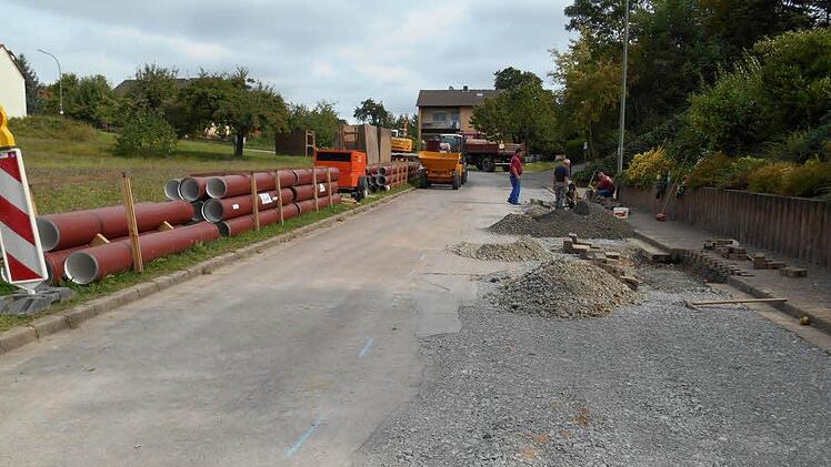 Die derzeit laufenden Kanalbaumaßnahme in der Siedlungsstraße beschäftigten wieder einmal den Marktgemeinderat. Foto: Konrad Götz