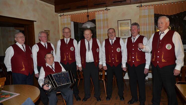Die St.-Georgssänger bei der Probe im Stammlokal "Kaima Görch" für ihren wohl letzten großen Auftritt beim vorweihnachtlichen Singen in Rothenkirchen. Von links: Otto Neder, Rudi Beetz, Siegfried Stumpf, Norbert Schülein, Herbert Müller, Horst Zinner und Gregor Lorsbach. Sitzend Günter Fröba mit der Konzertina.  Foto: eh