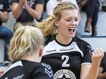 Nadine Rupp (r.) und Britta Lohneiß wollen auch im letzten Heimspiel jubeln. Foto: sportpress
