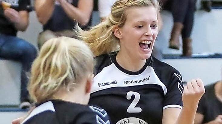 Nadine Rupp (r.) und Britta Lohneiß wollen auch im letzten Heimspiel jubeln. Foto: sportpress
