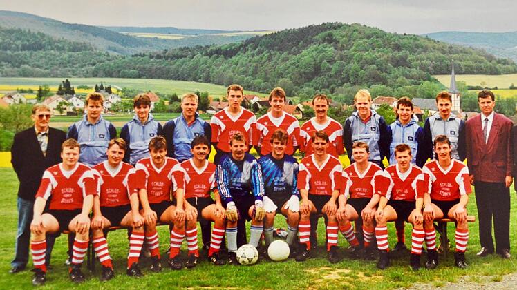 Foto von 1990: Es zeigt die 1. Herrenmannschaft, die damals den Sparkassen-Landkreispokal gewonnen hat. Darunter waren auch Spieler, die heute die Geschicke des Marktes Bad Bocklet beeinflussen, z.B. Bürgermeister Andreas Sandwall (5. von links, stehend) und Thomas Beck, geschäftsführender Beamter der Verwaltung und Kurdirektor (Tormann rechts). 2.v.r. stehend: Gerhard Bock. Foto: TSV Aschach/Archiv