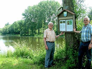 Das Bild entstand 2014: Mit seinem Bruder Raimund kümmerte sich der begeisterte Angler Hugo Ackermann um die neuen Tafeln für den Gewässer-Lehrpfad.  Foto: Alfons Beuerlein