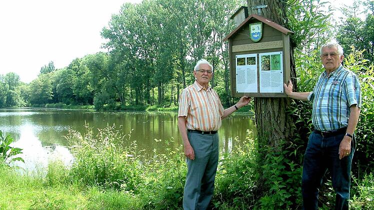 Das Bild entstand 2014: Mit seinem Bruder Raimund kümmerte sich der begeisterte Angler Hugo Ackermann um die neuen Tafeln für den Gewässer-Lehrpfad.  Foto: Alfons Beuerlein