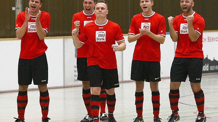 Die Spieler des TSV 08 Kulmbach freuen sich über ihren Halbfinaleinzug gegen Melkendorf. Foto: Monika Limmer