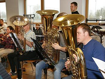Intensiv probten die Mitglieder des Symphonischen Kreisorchesters des NBMB in Sand für die beiden bevorstehenden Benefizkonzerte in Maroldsweisach (26. März) und Untertheres (2. April).