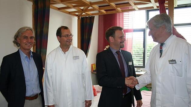Wehmut im Wehenzimmer: Krankenhausdirektor Sven Oelkers verabschiedet Engelbert Heimerl (rechts), dessen Nachfolge als Chefarzt der Abteilung Gyn&auml;kologie Stefan Weing&auml;rtler antritt (zweiter v.l.). Neu im Team ist der Mediziner Wolfram Wasserfaller (links).  Foto: Andreas Oswald