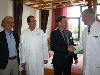 Wehmut im Wehenzimmer: Krankenhausdirektor Sven Oelkers verabschiedet Engelbert Heimerl (rechts), dessen Nachfolge als Chefarzt der Abteilung Gynäkologie Stefan Weingärtler antritt (zweiter v.l.). Neu im Team ist der Mediziner Wolfram Wasserfaller (links).  Foto: Andreas Oswald