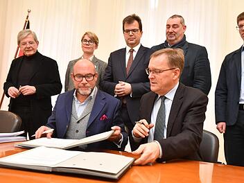 InvestorJohannes Kraus (l.) und Andreas Starke unterzeichneten gestern den Mietvertrag. Foto: Ronald Rinklef