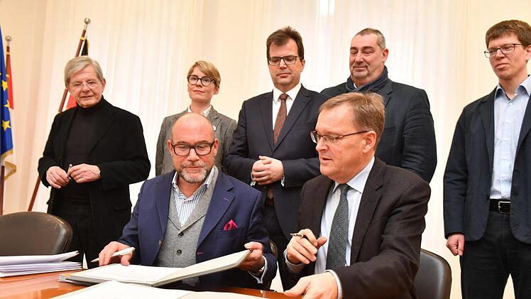 InvestorJohannes Kraus (l.) und Andreas Starke unterzeichneten gestern den Mietvertrag. Foto: Ronald Rinklef