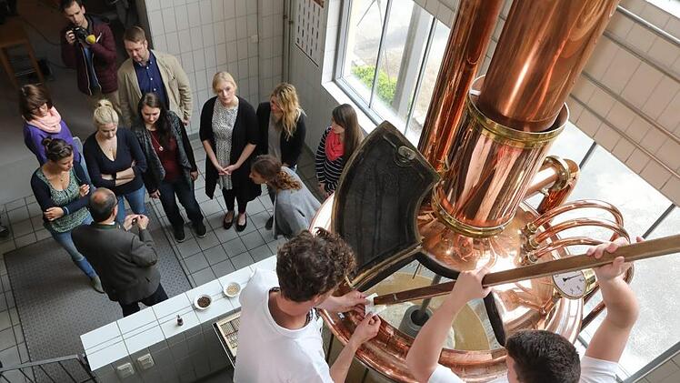 Wie Bier gebraut wird und worauf es beim Brauprozess ankommt, lernen die Bierprinzessinnen und BR-Leser beim Seminar im Mönchshof. Unser Bild entstand bei der Schulung der Finalistinnen zur Wahl der Bayerischen Bierkönigin im vergangenen Jahr. Foto: Archiv/Barbara Herbst