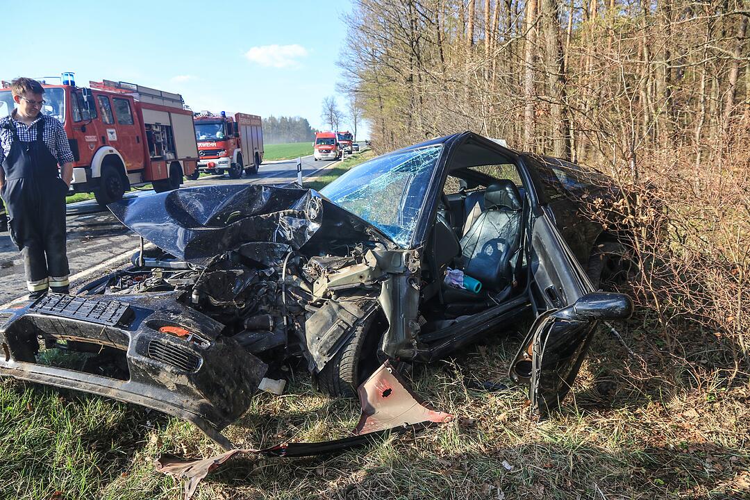 Kreis Bamberg: Beim Überholen Kontrolle verloren – 18-Jähriger kracht gegen Baum