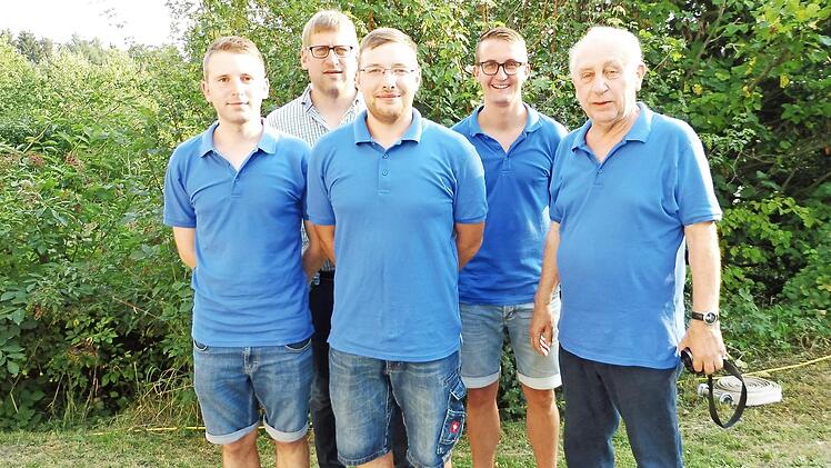 Die engagierte Arbeit in der Soldatenkameradschaft Wildenberg würdigte Zweiter Bürgermeister Michael Bohl (2. v. li.). Mit im Bild (von links) stellv. Vorsitzender Marco Hühnlein, Vorsitzender Sven Löhlbach, Kassierer Patrick Tauber und das langjährige Vorstandsmitglied Dieter Wolf.  Foto: Sylvia Tauber