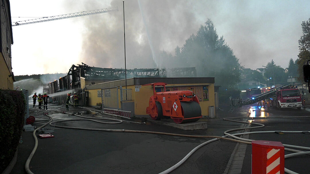 Lagerhalle in Wunsiedel komplett abgebrannt - Schaden enorm, Einsturzgefahr