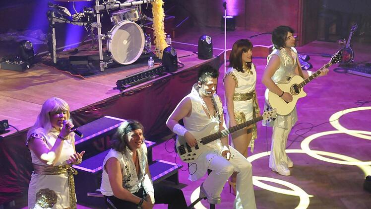 Die Band ABBA today nahm mit ihrer atemberaubenden Bühnenshow die Zuhörer mit auf eine Reise in die 70er Jahre und zu den legendären Songs der schwedischen Kultband ABBA. Foto: Peter Klopf