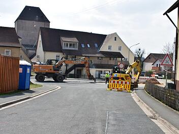 Der Platz und die Zufahrtsstraßen in Weißenohe sind derzeit gesperrt.   Foto:  Petra Malbrich