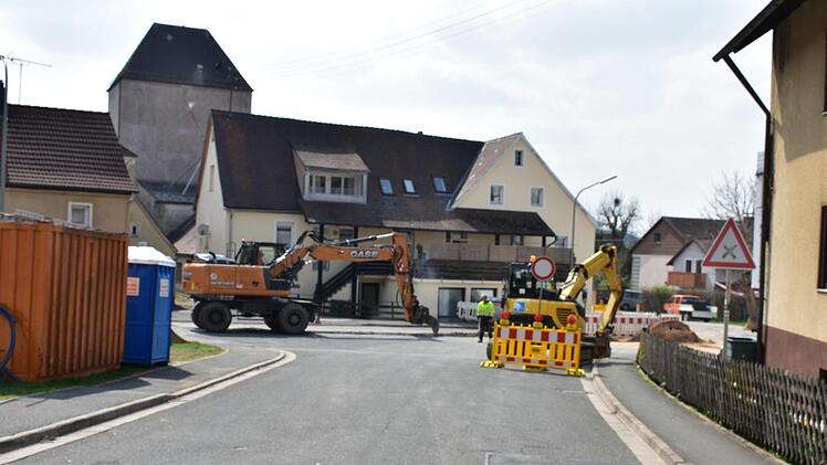 Der Platz und die Zufahrtsstraßen in Weißenohe sind derzeit gesperrt.   Foto:  Petra Malbrich
