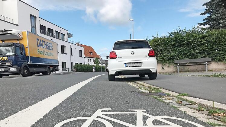 Ein Problem, das es bald nicht mehr geben soll: Parken auf dem Radstreifen.  Foto: Michael Busch
