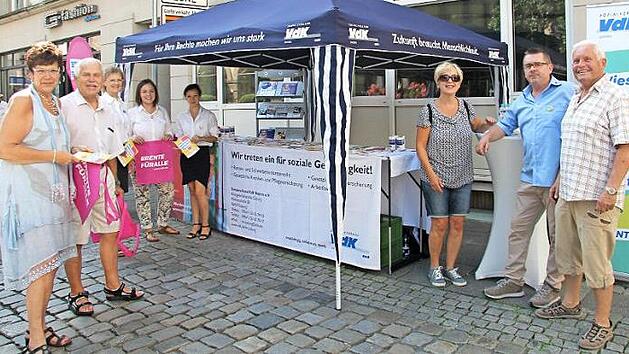 VdK-Kreisvorsitzende Susann Biedefeld (links) und VdK-Kreisgesch&auml;ftsf&uuml;hrer Thomas Steinlein (Zweiter von rechts) informierten im Rahmen des bayernweiten VdK-Aktionstages mit ihrem Team aus haupt- und ehrenamtlichen Mitarbeitern in der Coburger Fu&szlig;g&auml;ngerzone unter anderem &uuml;ber die VdK-Rentenkampagne "#Rentef&uuml;ralle".  Foto: privat