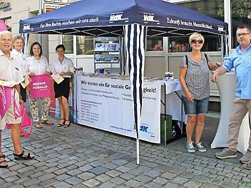 VdK-Kreisvorsitzende Susann Biedefeld (links) und VdK-Kreisgeschäftsführer Thomas Steinlein (Zweiter von rechts) informierten im Rahmen des bayernweiten VdK-Aktionstages mit ihrem Team aus haupt- und ehrenamtlichen Mitarbeitern in der Coburger Fußgängerzone unter anderem über die VdK-Rentenkampagne "#Rentefüralle".  Foto: privat