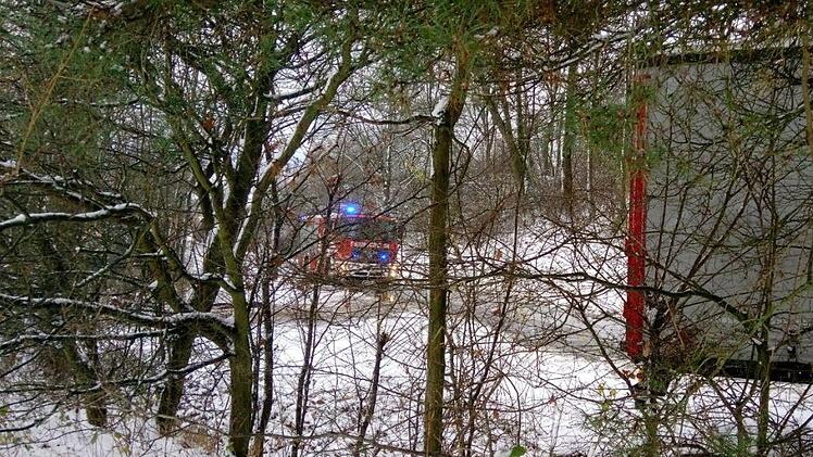 Zwischen Rödlas und Großenbuch kam der Lastwagen ins Rutschen und blockierte die Straße. Foto: Freiwillige Feuerwehr Neunkirchen am Brand