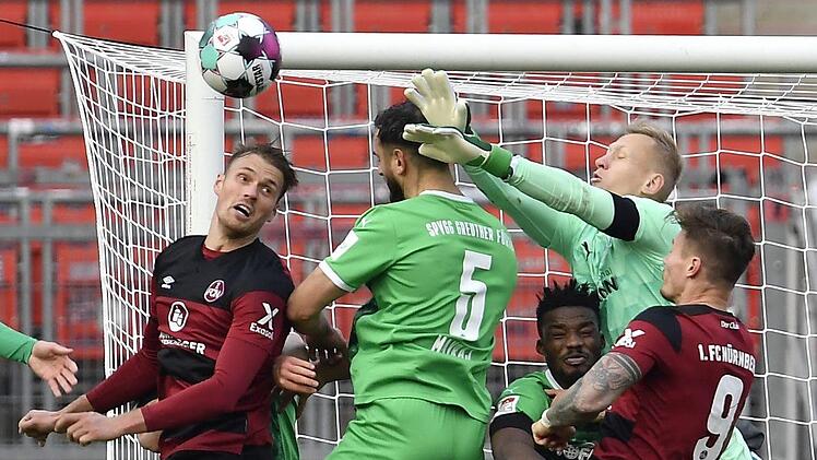 Voller Körpereinsatz für den Sieg im Frankenderby in der 2. Fußball-Bundesliga: Nach 90 Minuten behielt die SpVgg Greuther Fürth um Keeper Sascha Burchert mit 3:2 die Oberhand über den Club. Sportfoto Zink
