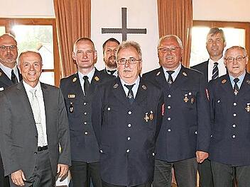 Bei der Ehrung, von links: Markus Wolf (Kreisbrandinspektor), Markus Gr&uuml;ner (B&uuml;rgermeister), Oliver Flake (Kreisbrandrat), Marc Maier (Kreisbrandmeister), Hans Brendel, Josef Haas, Hermann Ulm (Landrat) und G&uuml;nther Steinh&auml;u&szlig;er