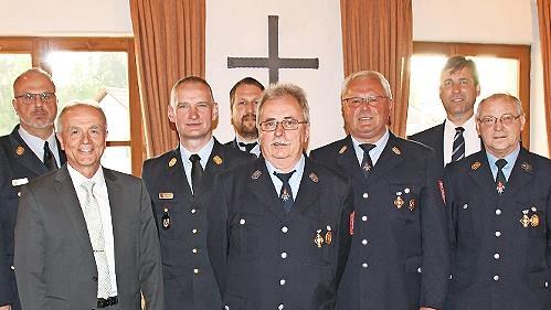 Bei der Ehrung, von links: Markus Wolf (Kreisbrandinspektor), Markus Gr&uuml;ner (B&uuml;rgermeister), Oliver Flake (Kreisbrandrat), Marc Maier (Kreisbrandmeister), Hans Brendel, Josef Haas, Hermann Ulm (Landrat) und G&uuml;nther Steinh&auml;u&szlig;er