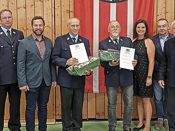 Das gro&szlig;e Ehrenabzeichen f&uuml;r 50 Jahre aktive Dienstzeit bekamen Heinrich Gr&uuml;ndel (4. v. l.) und Alfons Schaller (r. daneben) &uuml;berreicht.