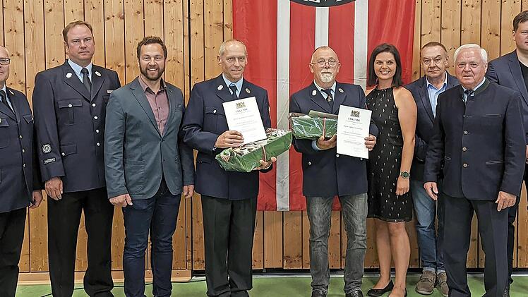 Das gro&szlig;e Ehrenabzeichen f&uuml;r 50 Jahre aktive Dienstzeit bekamen Heinrich Gr&uuml;ndel (4. v. l.) und Alfons Schaller (r. daneben) &uuml;berreicht.