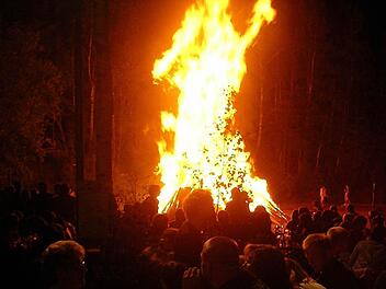 Das Burghaiger Sonnwendfeuer war auch heuer mit 600 Besuchern ein großes Fest in dem Stadtteil. Bis nachts um zwei eine gewaltbereite Clique den Frieden störte. Foto: privat