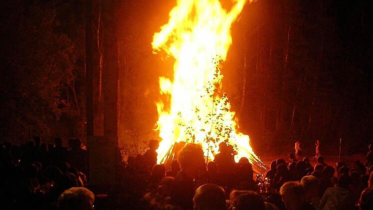 Das Burghaiger Sonnwendfeuer war auch heuer mit 600 Besuchern ein großes Fest in dem Stadtteil. Bis nachts um zwei eine gewaltbereite Clique den Frieden störte. Foto: privat