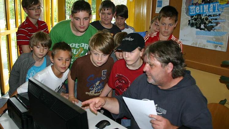 Tom Blößl (rechts), Leiter des Jugendzentrums in Lichtenfels, hat bisweilen alle Hände voll zu tun bei der Betreuung der Kinder und Jugendlichen. Er bräuchte dringend personelle Verstärkung, zumal Bufdis momentan rar sind. Foto: Archiv