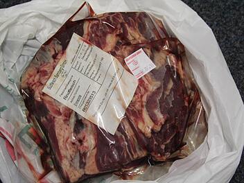 Ein Stück Entrecote, wie man es im Fleischmarkt kaufen kann. Der mitverpackte Zettel gibt Auskunft über die Herkunft des Tiers und die Nummer, mit der es bei der Schlachtung erfasst wurde. Foto: Simone Bastian