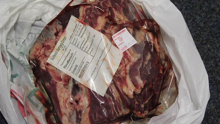 Ein Stück Entrecote, wie man es im Fleischmarkt kaufen kann. Der mitverpackte Zettel gibt Auskunft über die Herkunft des Tiers und die Nummer, mit der es bei der Schlachtung erfasst wurde. Foto: Simone Bastian