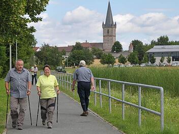 Gerda und Fritz von den Wanderfreunden Alte Veste Zirndorf gefielen die Strecken rund um die Wehrkirche von Hannberg. Fotos: Roland Meister