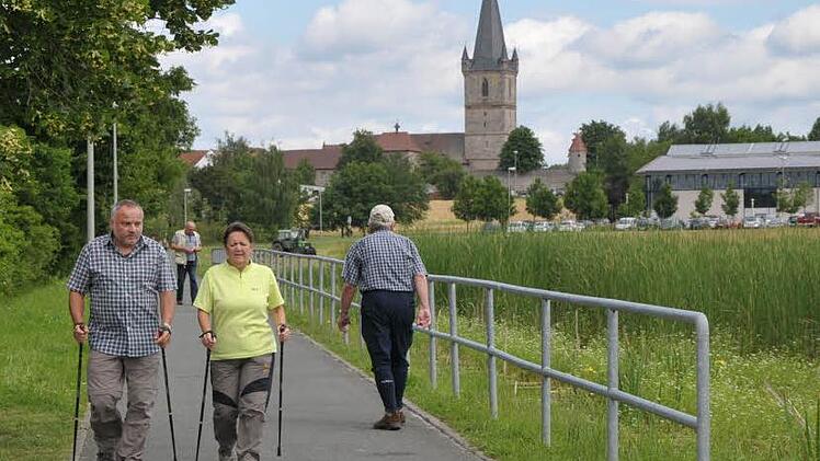 Gerda und Fritz von den Wanderfreunden Alte Veste Zirndorf gefielen die Strecken rund um die Wehrkirche von Hannberg. Fotos: Roland Meister