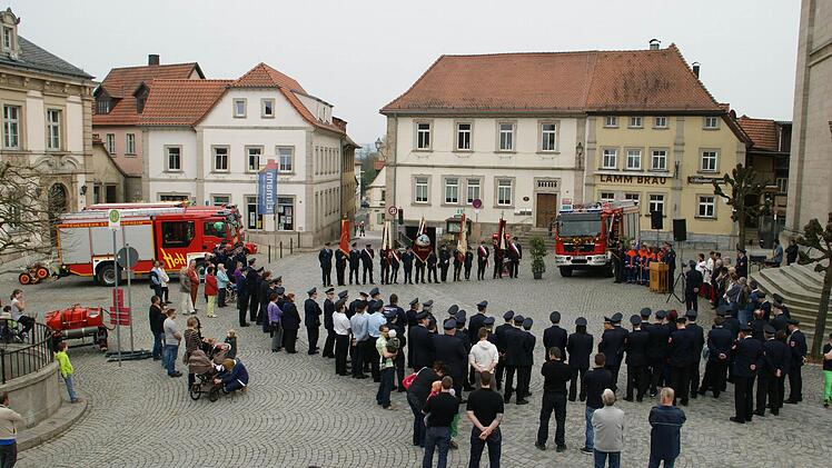 Ein echter Festtag war für die Feuerwehr Eltmann und viele Gastwehren aus dem Umkreis die kirchliche Segnung des HLF 20. Zum Eltmanner Marktplatz kam auch die FFW Hofheim mit dem "Zwillingsfahrzeug" (links).