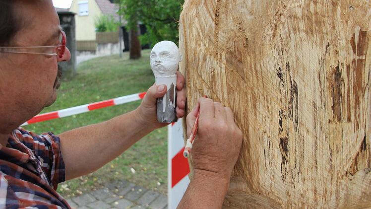 Jul Ulsamer ist in Weißenbrunn zu finden. Er orientiert sich bei der Ausarbeitung an einem Gipsmodell.