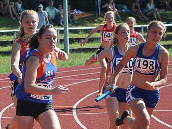 Weil Lea Heidenreich (vorne links) etwas zu früh loslief, musste sich Viola Mönius (dahinter) strecken um den Staffelstab zu übergeben. 50,71 Sekunden bedeuteten am Ende Silber für das LSC-Quartett.