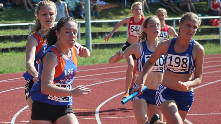 Weil Lea Heidenreich (vorne links) etwas zu früh loslief, musste sich Viola Mönius (dahinter) strecken um den Staffelstab zu übergeben. 50,71 Sekunden bedeuteten am Ende Silber für das LSC-Quartett.