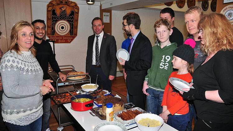 Für das "Willkommens-Café" der Gemeinde Theres und der Pfarrgemeinde Theres in der Gaststätte Hubertus in Untertheres hatten auch Asylsuchende verschiedene Speisen zubereitet. Unser Bild zeigt (von links) Siza Zaby, Alltagsbetreuerin für Asylbewerber am Landratsamt und Übersetzerin an diesem Abend, Mohammad Alramadan aus Syrien, Bürgermeister Matthias Schneider und einige Gäste aus der Gemeinde Theres.